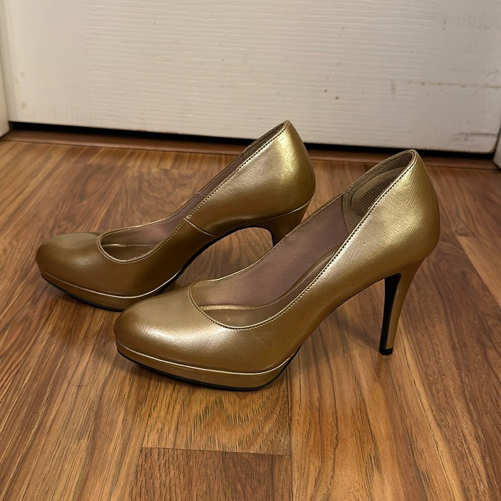 Christian Siriano gold dress heels size 7